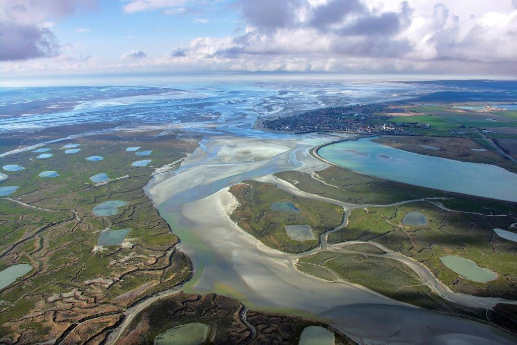 - une vue aérienne sur la rivière et l'océan dans l'établissement tente en baie de somme chez l habitant, à Cayeux-sur-Mer