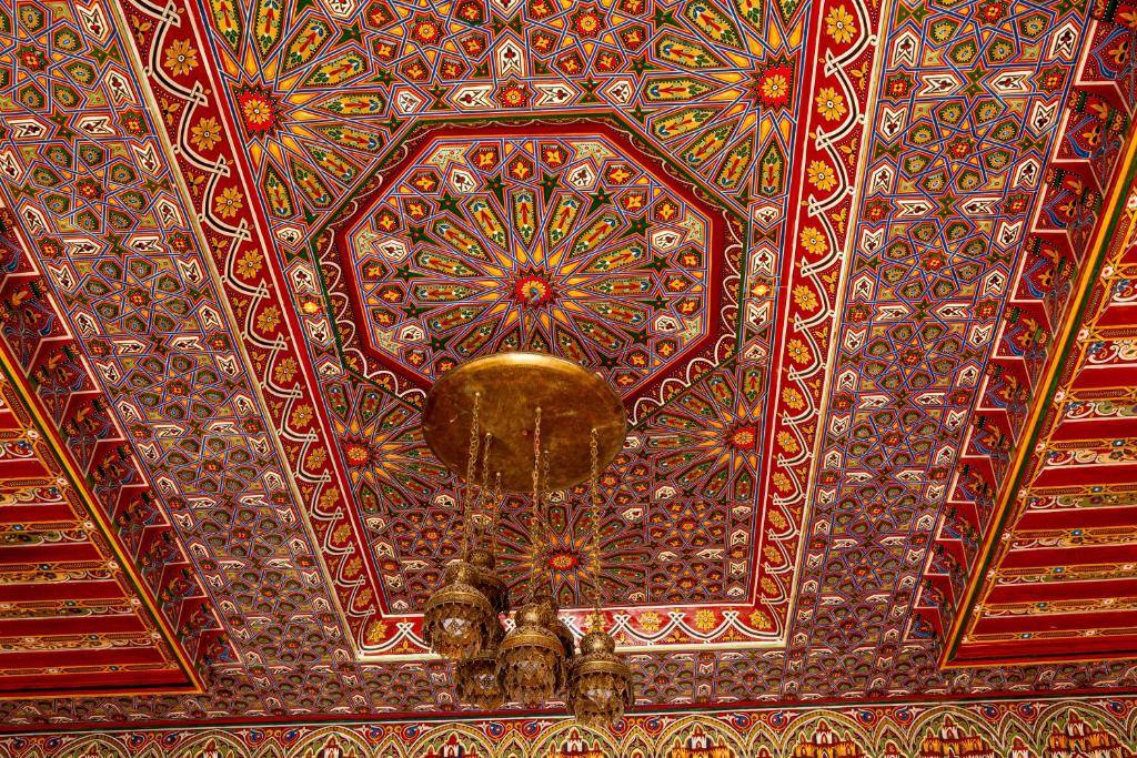 un lustre suspendu au plafond d'une pièce dans l'établissement Riad Sayeda Al Hora, à Fès