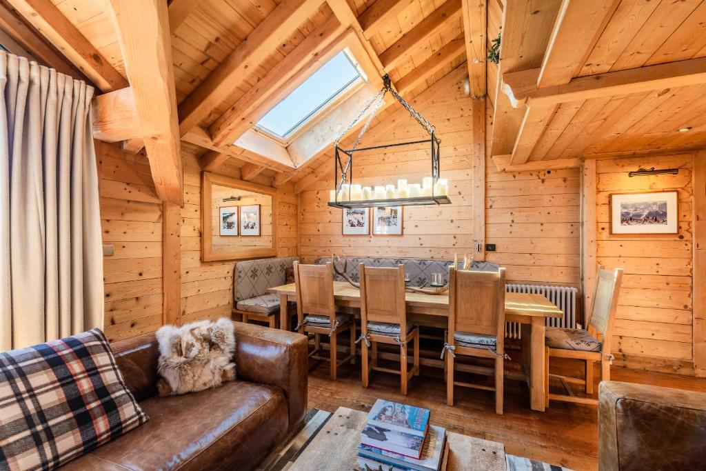 - une salle à manger et un salon dans une cabane en rondins dans l'établissement Apartment Garapa Morzine - by EMERALD STAY, à Morzine 30 autres photos