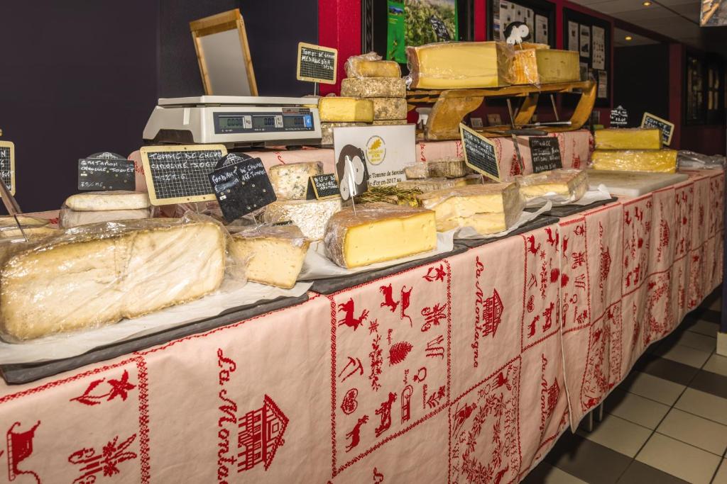 d'une table avec du fromage et d'autres denrées alimentaires. dans l'établissement Belambra Clubs Les Saisies - Les Embrunes - Ski pass included, à Villard-sur-Doron 31 autres photos