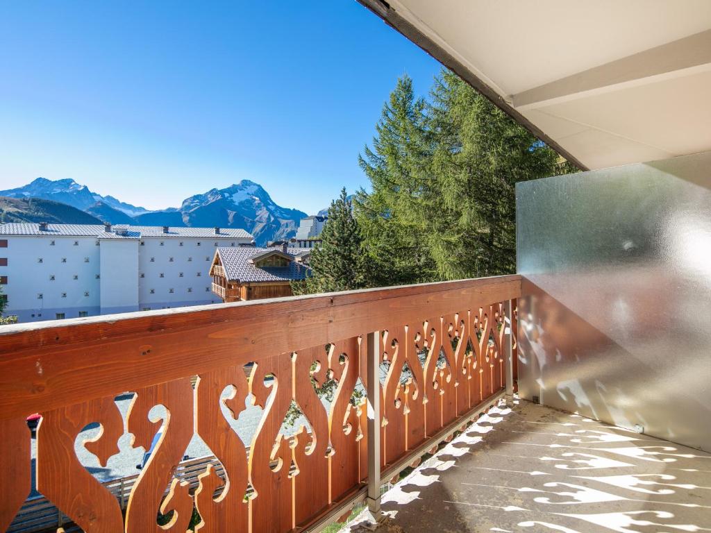 un balcon avec vue sur les montagnes dans l'établissement Vacancéole - Résidence L'Edelweiss, à Les Deux Alpes