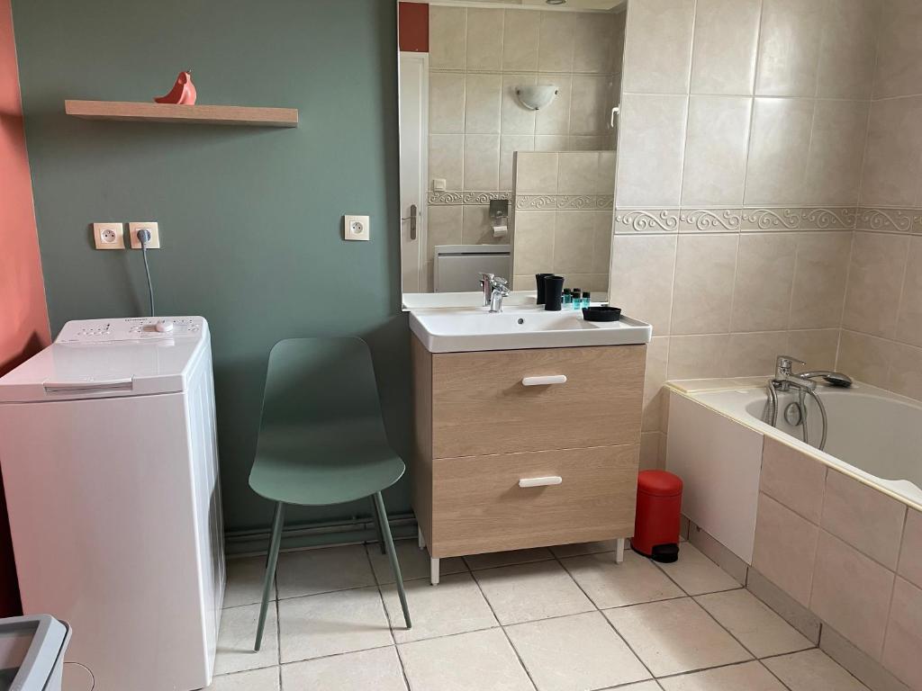 Maison de village avec jardin 15mn des plages, wifi, 2 chambres, jardin 8