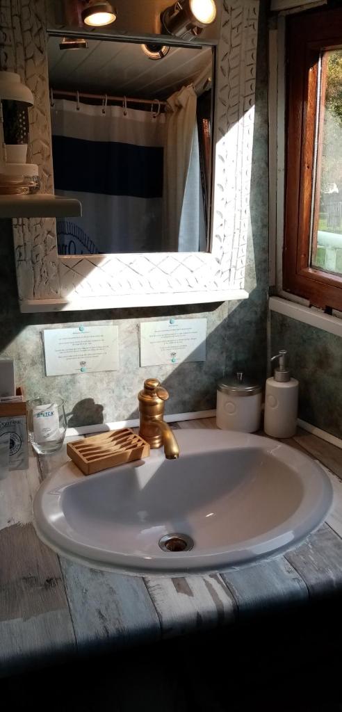 La salle de bains est pourvue d'un lavabo et d'un miroir. dans l'établissement PENICHE ONDINE, à Plombières-lès-Dijon 37 autres photos