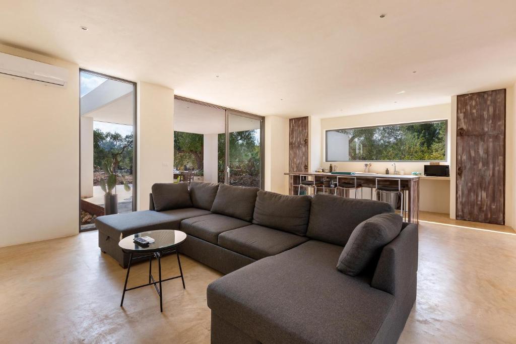 un salon avec un canapé et une table dans l'établissement Villa Magali' by Perle di Puglia, à Specchiolla