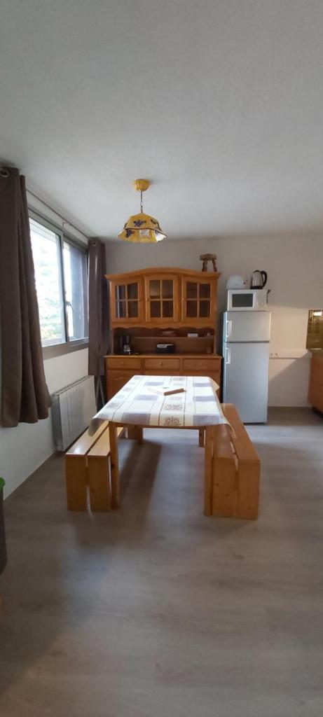 - une cuisine avec une table au milieu d'une pièce dans l'établissement Idéal pour les vacances, à Selonnet