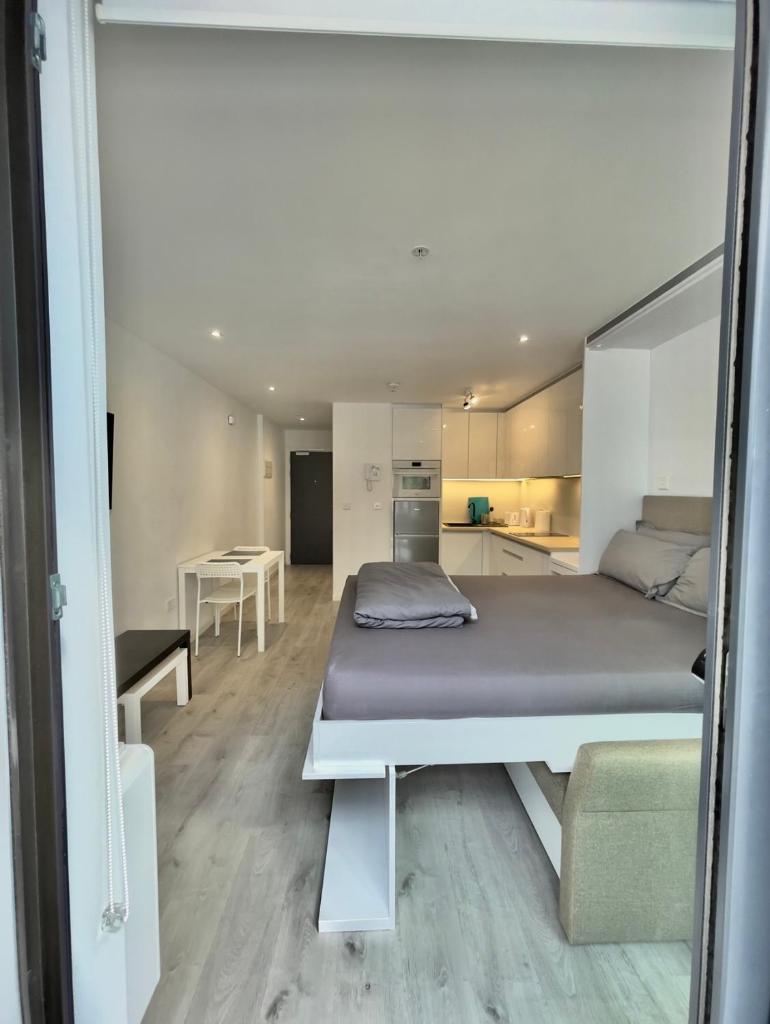 Holiday studio apartment near the beach and city centre 2
