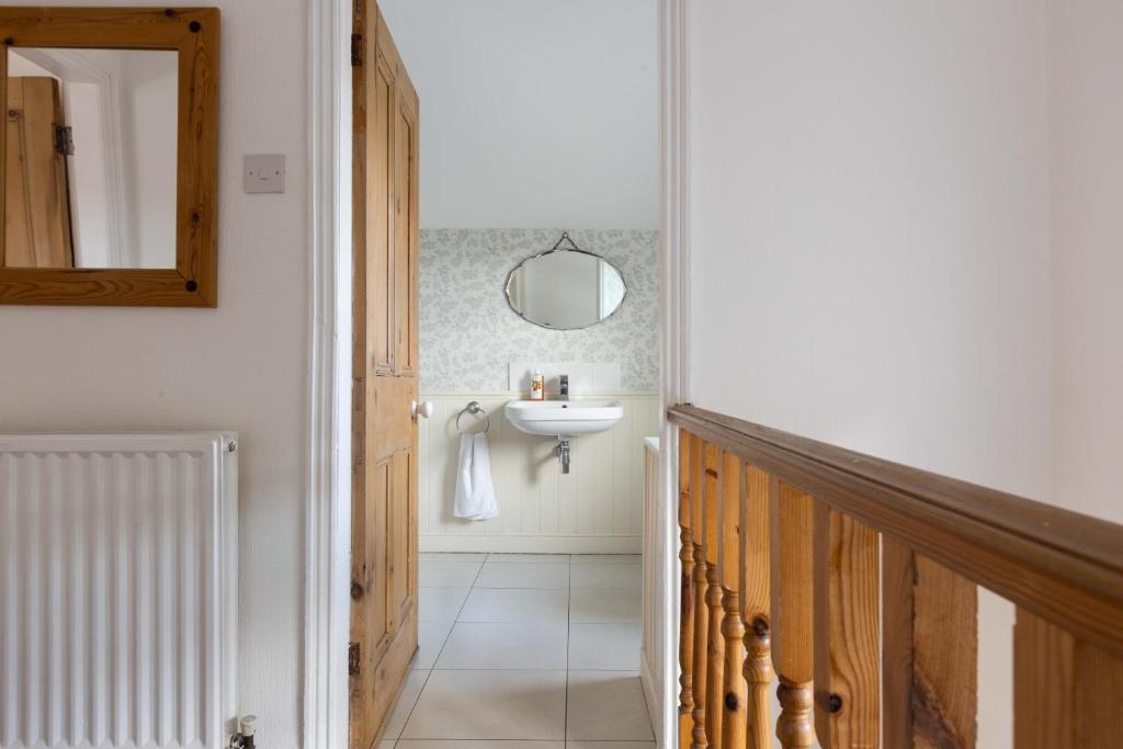 Stylish 2BR Cottage Garden & Parking 5 mins to Titanic 3