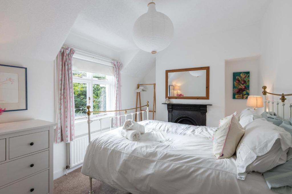 Stylish 2BR Cottage Garden & Parking 5 mins to Titanic 8