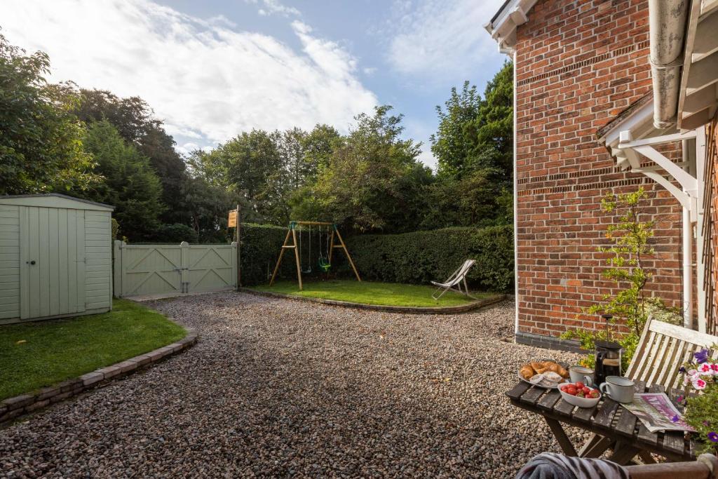 Stylish 2BR Cottage Garden & Parking 5 mins to Titanic 7