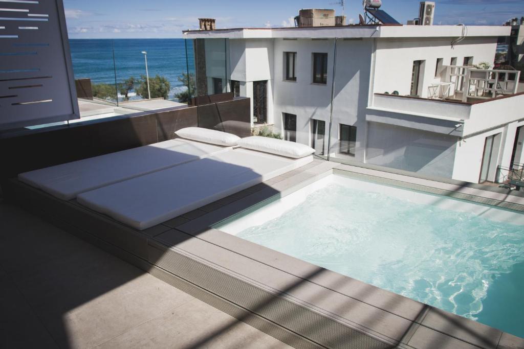 une piscine sur le toit d'une maison dans l'établissement Sunset Hotel, à Cefalù