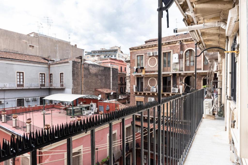 GuestHost - Via Etnea Cozy Apartment with Balcony 6