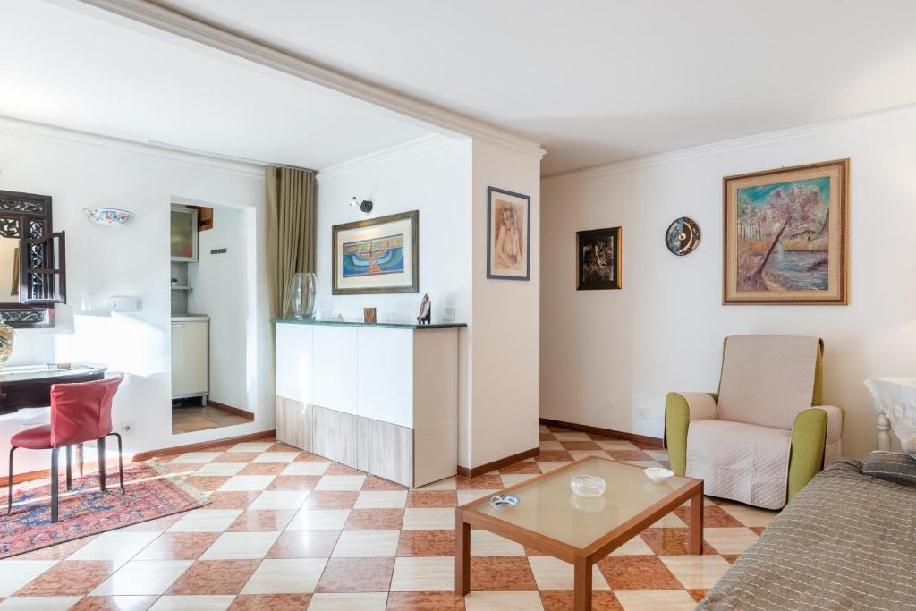 GuestHost - Via Etnea Cozy Apartment with Balcony 4