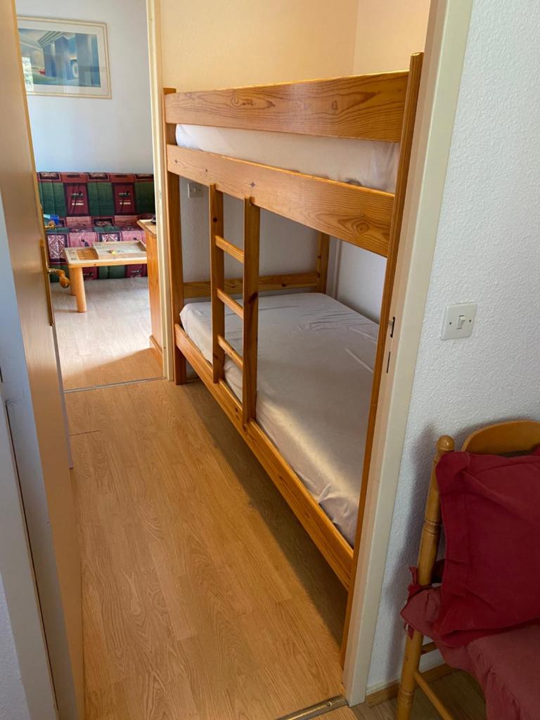 Cette chambre dispose d'un couloir avec des lits superposés. dans l'établissement Les Myrtilles Pyrénées 2000, à Bolquère-Pyrénées 2000