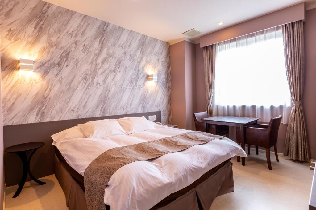une chambre d'hôtel avec un lit et un bureau dans l'établissement Hotel Vega Takamatsu (Adult Only), à Takamatsu 32 autres photos