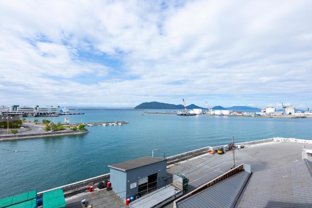 - une vue sur une grande étendue d'eau avec un quai dans l'établissement Hotel Vega Takamatsu (Adult Only), à Takamatsu