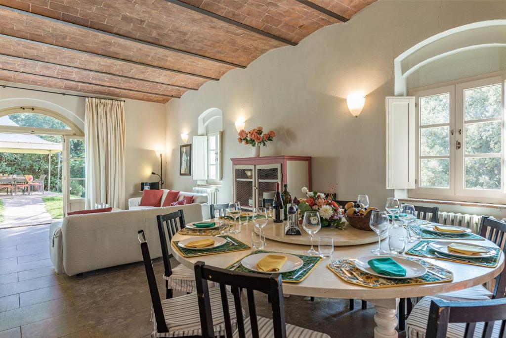 une salle à manger avec une table et des chaises dans l'établissement Villa Linchiano, à Gambassi Terme