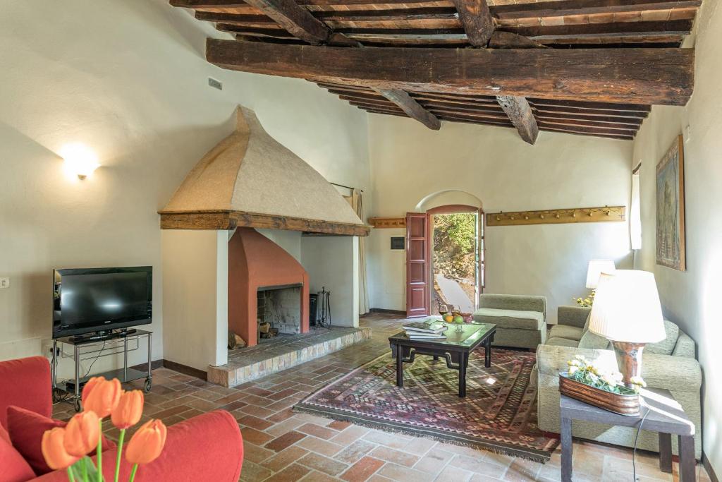 un salon avec une cheminée dans l'établissement Villa Linchiano, à Gambassi Terme