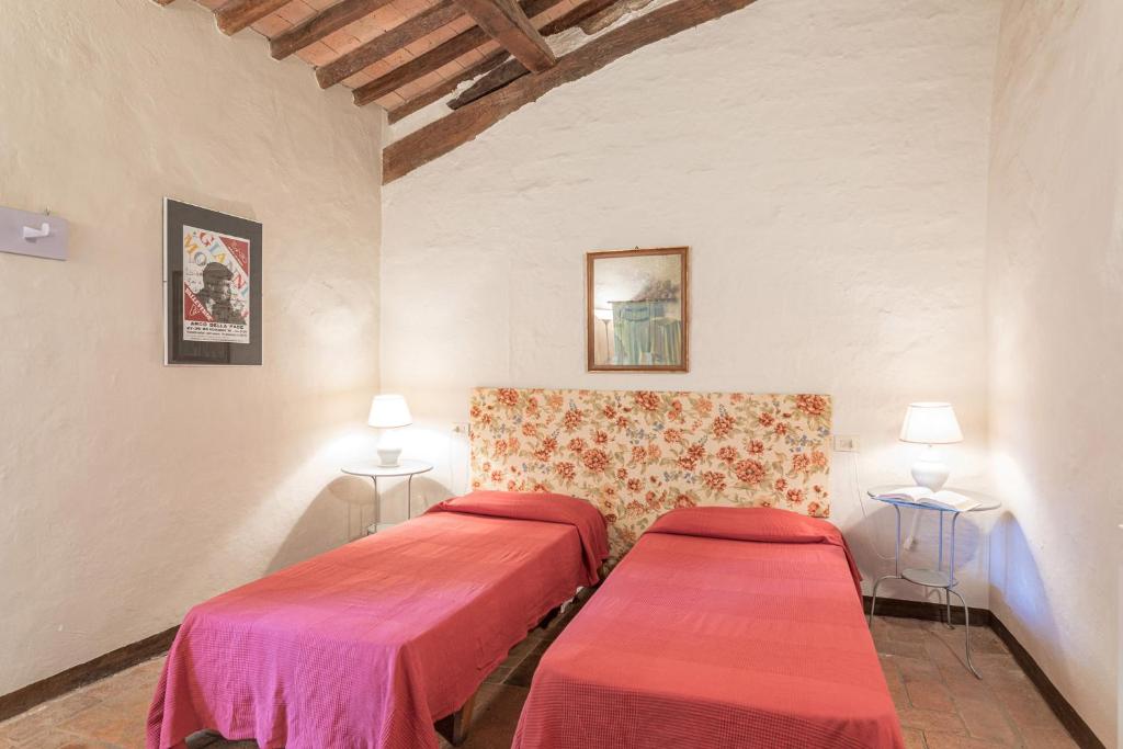 deux lits dans une chambre avec deux lampes dans l'établissement Villa Linchiano, à Gambassi Terme 31 autres photos