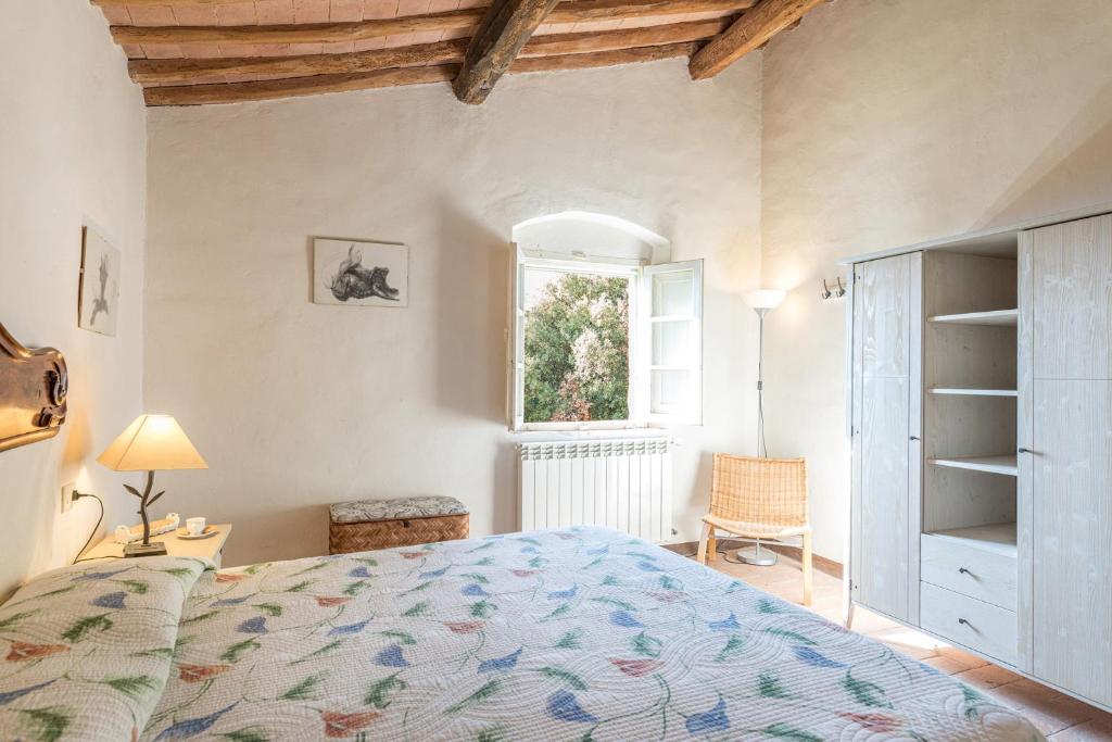 une chambre avec un grand lit et une fenêtre dans l'établissement Villa Linchiano, à Gambassi Terme