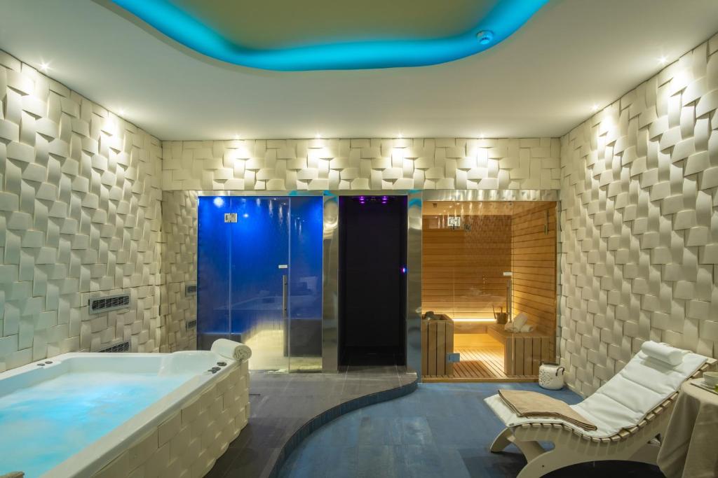 une grande salle de bain avec baignoire et douche dans l'établissement Torre Cintola Greenblu Sea Emotions, à Monopoli
