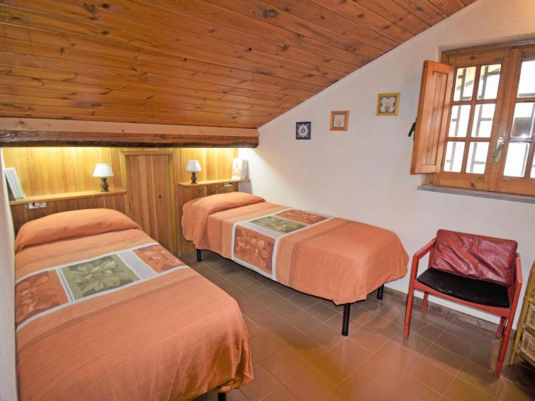 - une chambre avec 3 lits et une chaise dans l'établissement Villa Mimosa, à Zafferana Etnea 23 autres photos