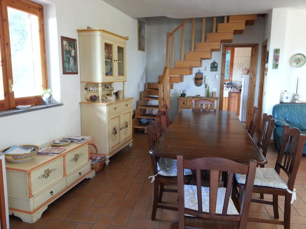 une salle à manger avec une table et un escalier dans l'établissement Villa Mimosa, à Zafferana Etnea
