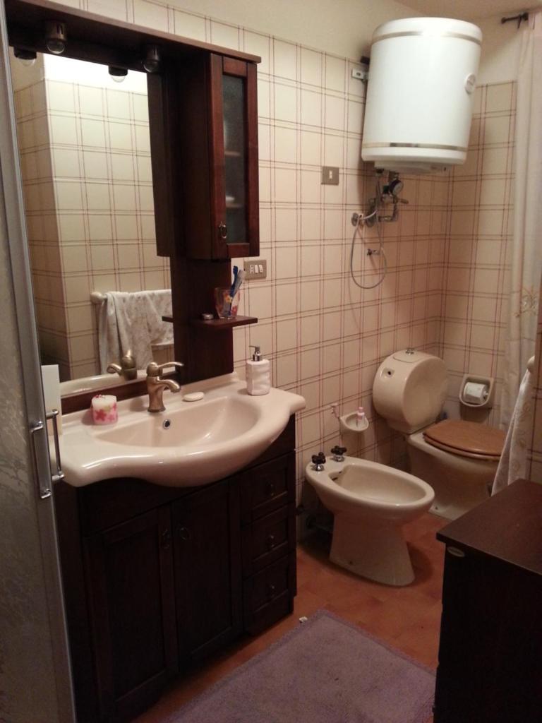 une salle de bain avec un lavabo et des toilettes dans l'établissement Villa Mimosa, à Zafferana Etnea