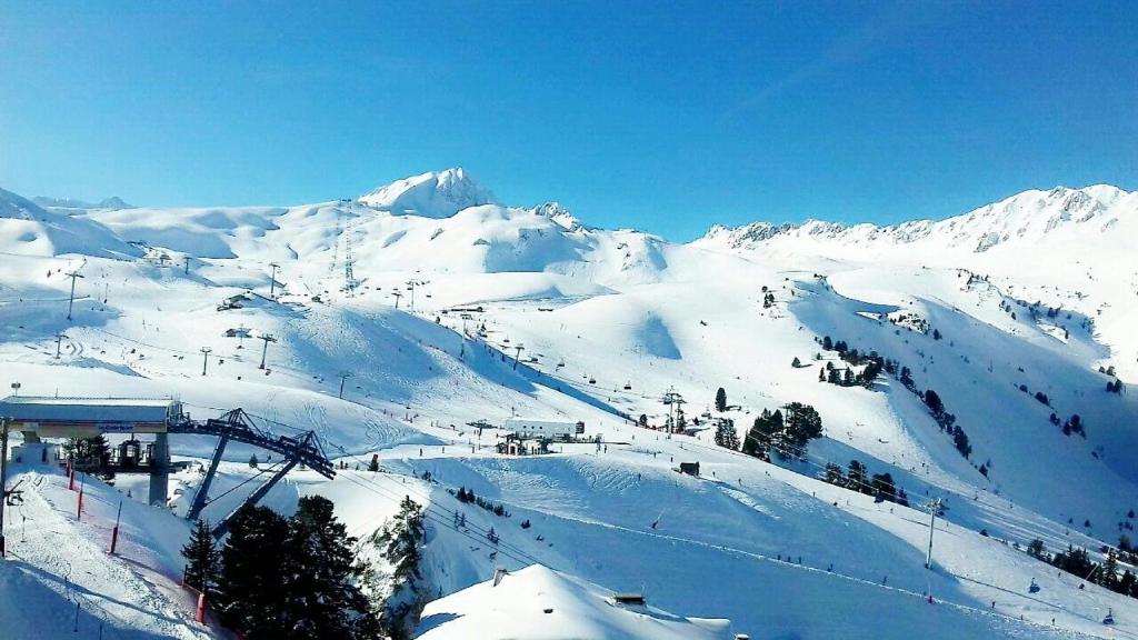 d'une montagne enneigée avec une remontée mécanique. dans l'établissement Bourg St Maurice les Arcs 1800 Les Lauzieres jolie vue, nature, espace, bien être, plaisir, paisible, à Arc 1800