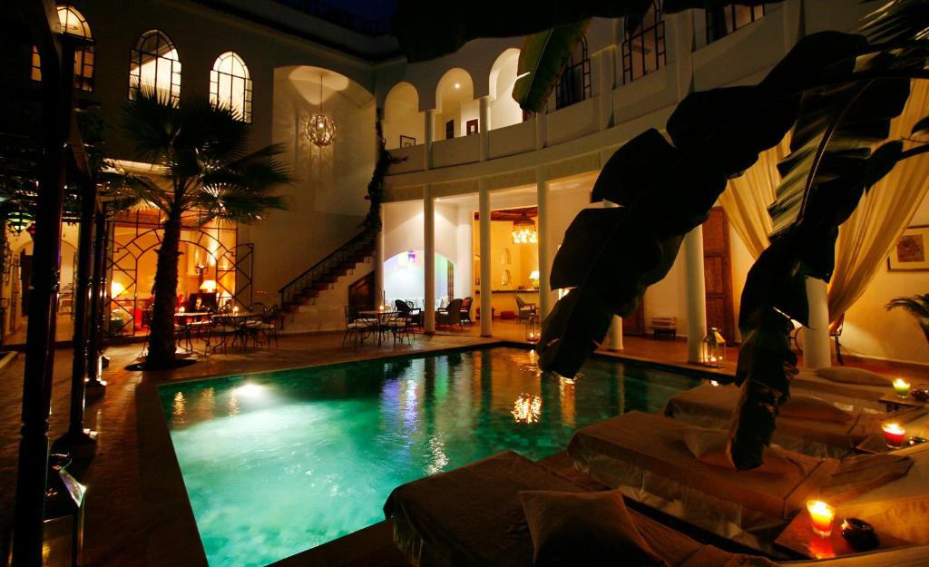 une grande piscine dans un immeuble dans l'établissement Riad Chergui, à Marrakech