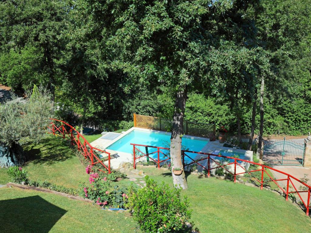 - une piscine dans une cour avec un arbre dans l'établissement Villa Oleandra sul Lago by Interhome, à San Feliciano
