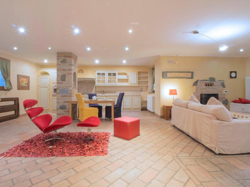 un salon avec un canapé et une table dans l'établissement Villa Oleandra sul Lago by Interhome, à San Feliciano