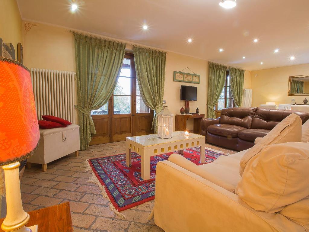 un salon avec un canapé et une table dans l'établissement Villa Oleandra sul Lago by Interhome, à San Feliciano