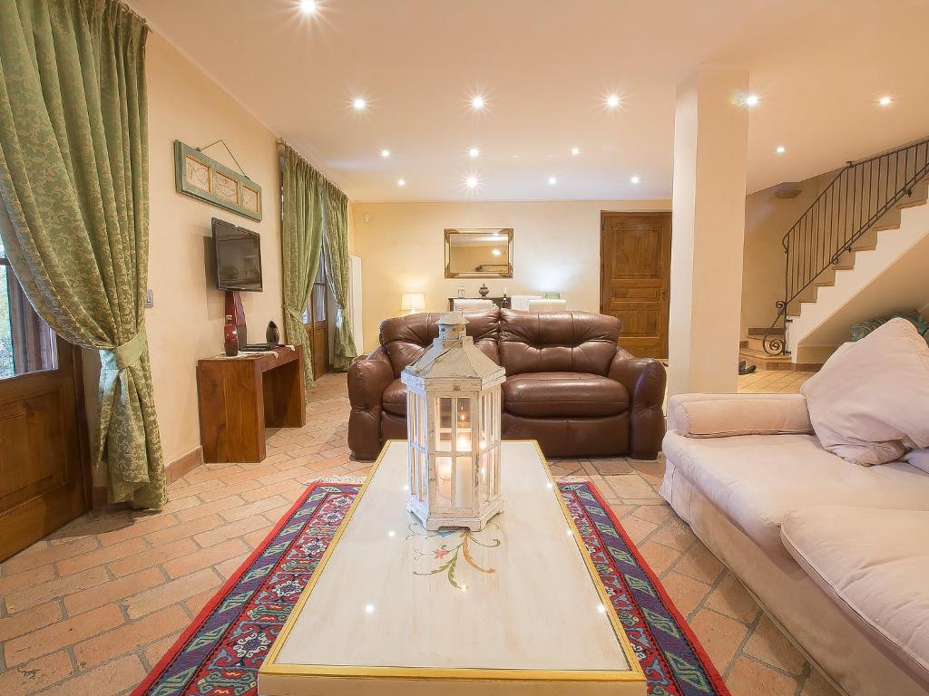 un salon avec un canapé et une table dans l'établissement Villa Oleandra sul Lago by Interhome, à San Feliciano