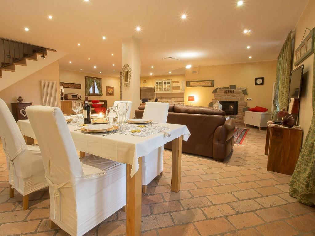 une salle à manger et un salon avec une table et des chaises dans l'établissement Villa Oleandra sul Lago by Interhome, à San Feliciano 26 autres photos