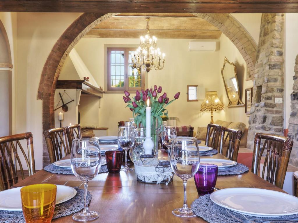- une table avec des verres à vin et une bougie dans l'établissement Villa Fonte di Pillo by Interhome, à Querce