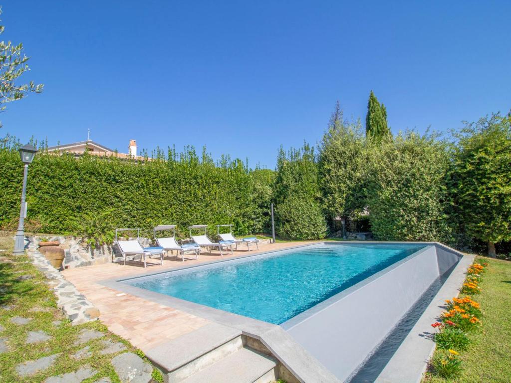 une piscine dans une cour avec des chaises autour dans l'établissement Villa Nicoletta by Interhome, à San Lorenzo Nuovo