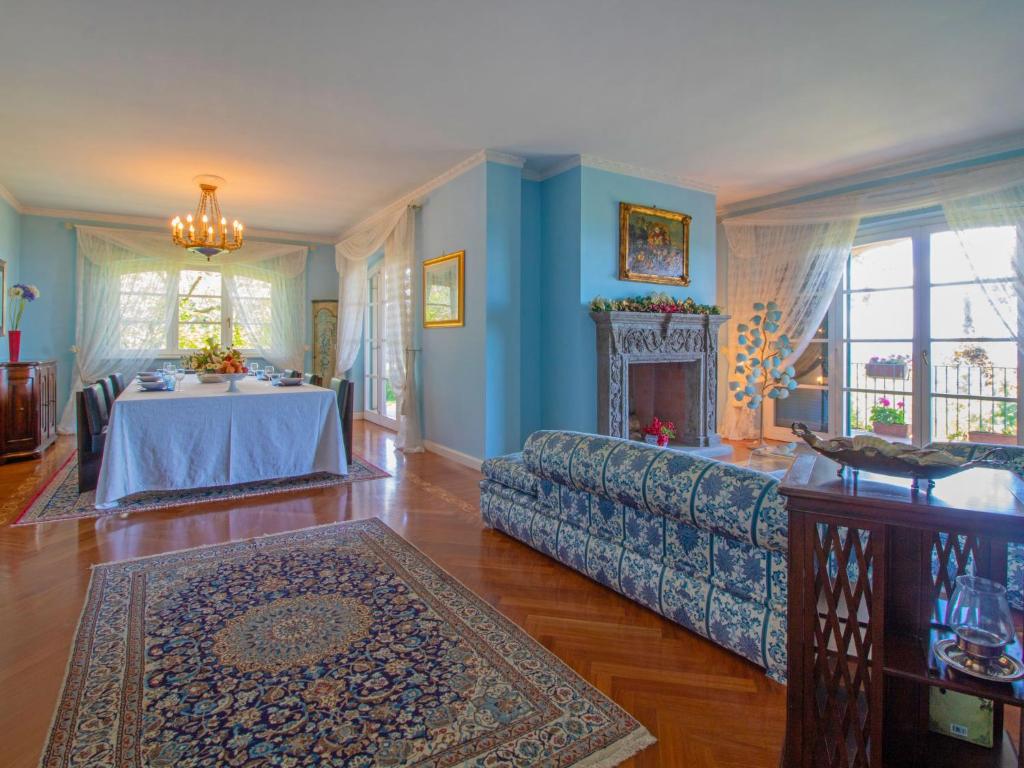 un salon avec une table et un canapé dans l'établissement Villa Nicoletta by Interhome, à San Lorenzo Nuovo 43 autres photos