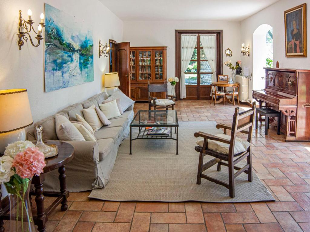- un salon avec un canapé et un piano dans l'établissement Villa Sofia by Interhome, à Sirtori
