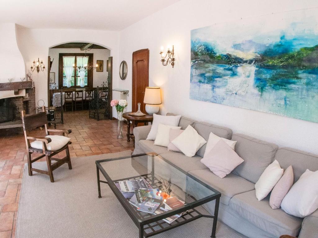 un salon avec un canapé et une table en verre dans l'établissement Villa Sofia by Interhome, à Sirtori