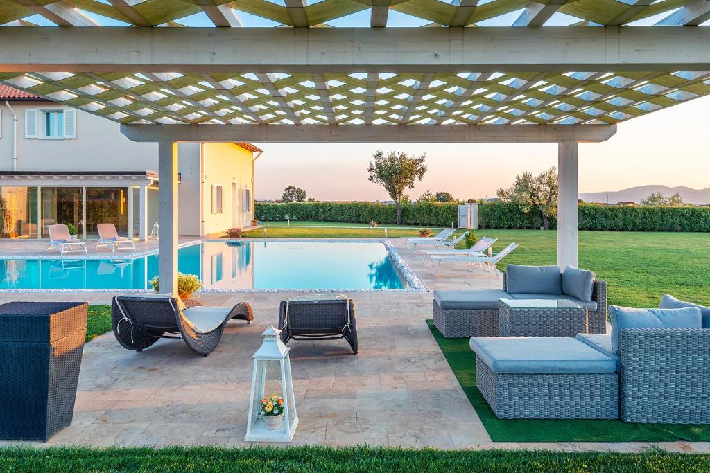 une cour avec une piscine et une pergola dans l'établissement Villa Le Terme, à Monsummano