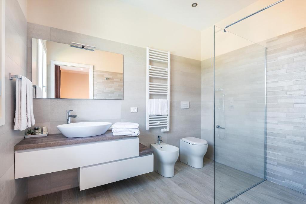 une salle de bain avec un lavabo, des toilettes et un miroir dans l'établissement Villa Le Terme, à Monsummano