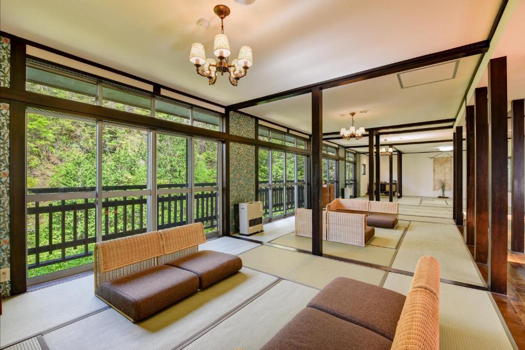 - un salon avec vue sur un balcon dans l'établissement Yama no Yado Meiji Onsen, à Chino