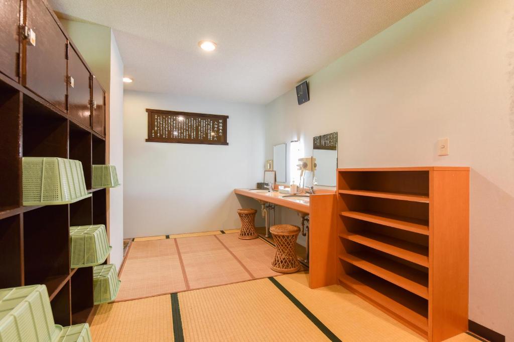 Cette chambre dispose d'un placard et d'un bureau. dans l'établissement Yama no Yado Meiji Onsen, à Chino