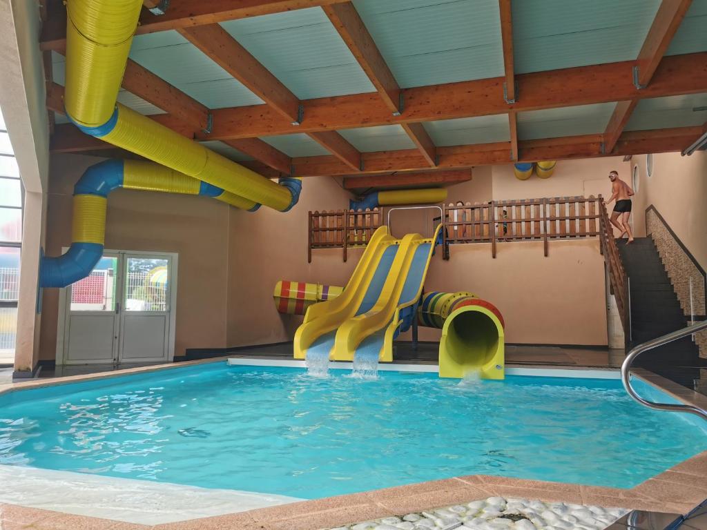 une piscine intérieure avec un toboggan et un parc aquatique dans l'établissement Camping VITAMIN DIEPPE, à Saint-Aubin-sur-Scie