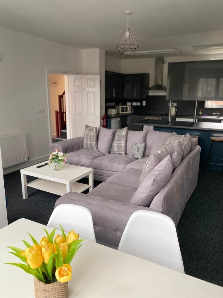 8Bed and 9Bath Ensuite House with Hot Tub and Free Wi-Fi Image