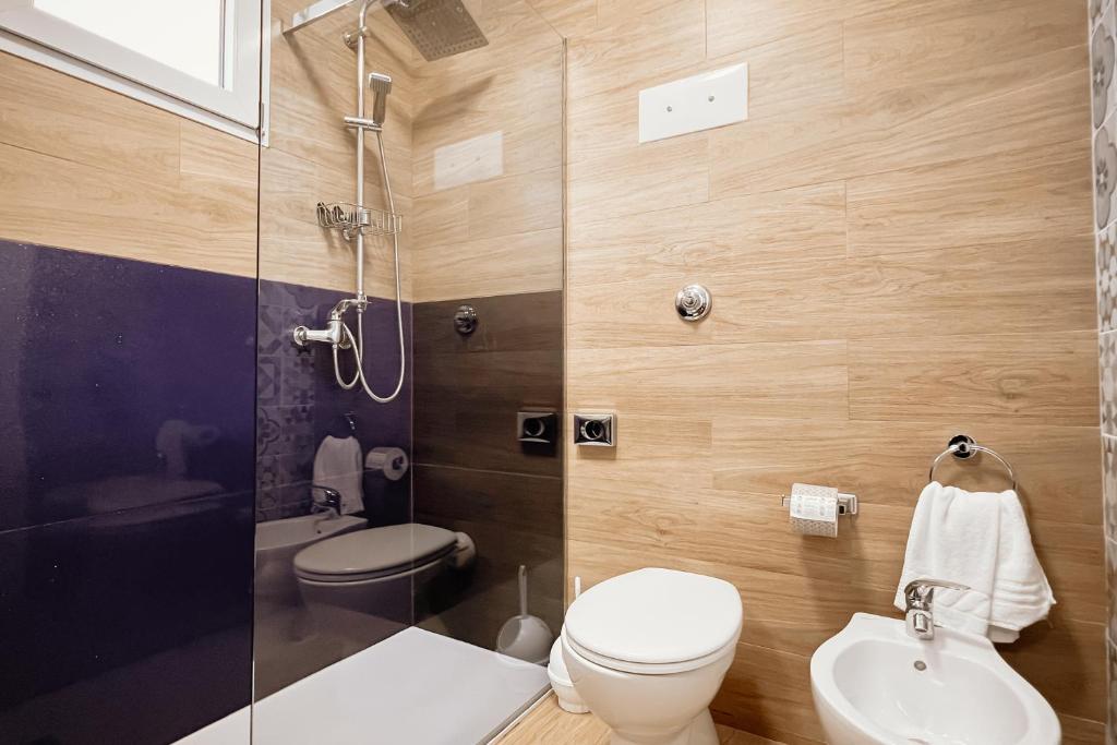 une salle de bain avec une douche, des toilettes et un lavabo dans l'établissement Hotel Blue Marine, à Lignano Sabbiadoro 44 autres photos
