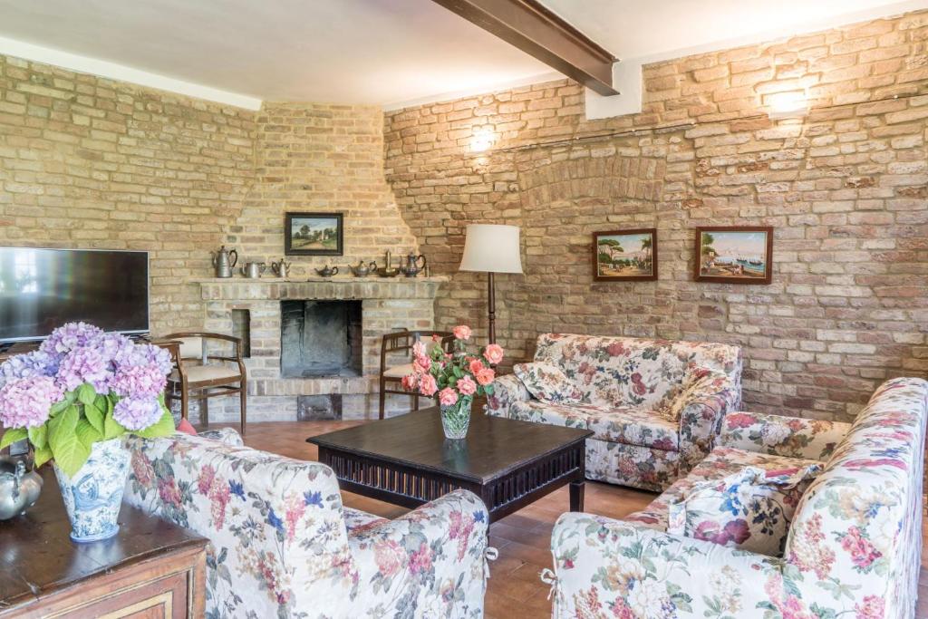 un salon avec deux canapés et une cheminée dans l'établissement Villa Ca de Angeli - Tabiano Castle Country Villas, à Salsomaggiore Terme