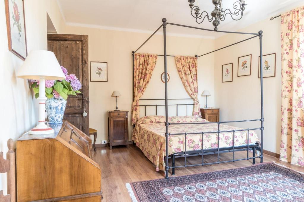 - une chambre dotée d'un lit avec un cadre en fer forgé dans l'établissement Villa Ca de Angeli - Tabiano Castle Country Villas, à Salsomaggiore Terme
