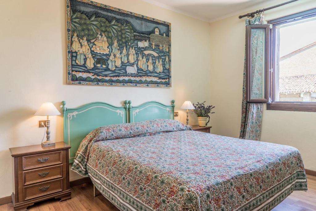 - une chambre avec un lit et une tapisserie sur le mur dans l'établissement Villa Ca de Angeli - Tabiano Castle Country Villas, à Salsomaggiore Terme 92 autres photos