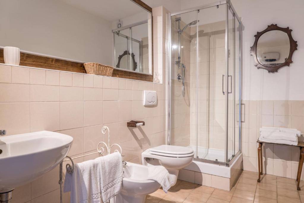 une salle de bain avec toilettes, lavabo et douche dans l'établissement Villa Ca de Angeli - Tabiano Castle Country Villas, à Salsomaggiore Terme